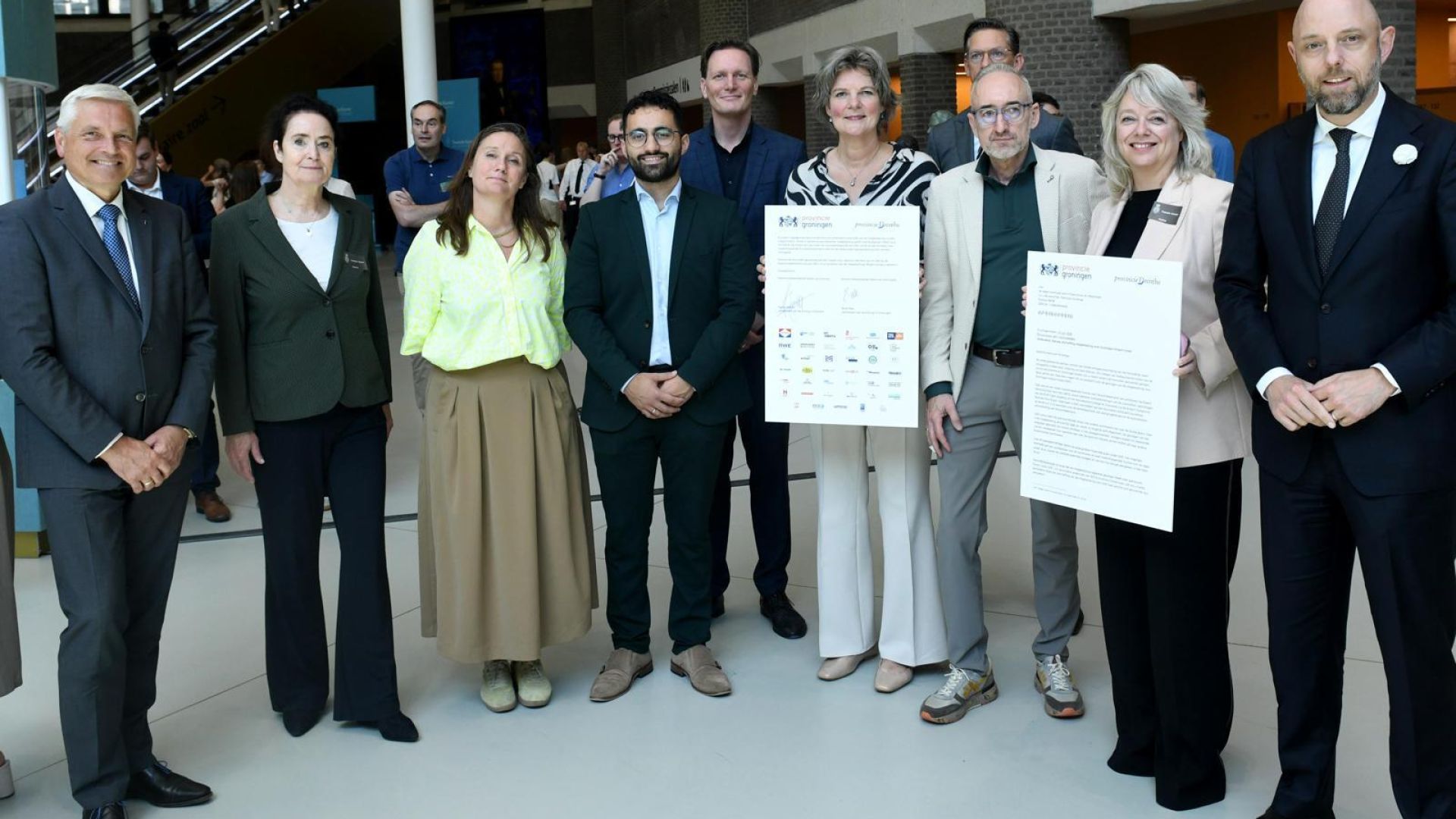 Foto van aanbieden petitie afschaffing vliegbelasting Groningen Airport Eelde aangeboden aan leden Tweede Kamer
