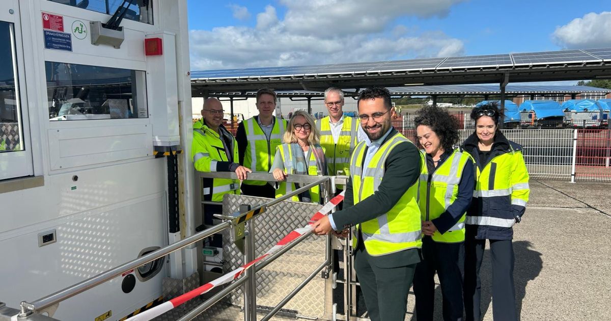 Groningen Airport Eelde handelt vliegtuigen nu volledig uitstootvrij af: Tweede Kamerlid Köse (D66) neemt eerste elektrische Ambulift in gebruik